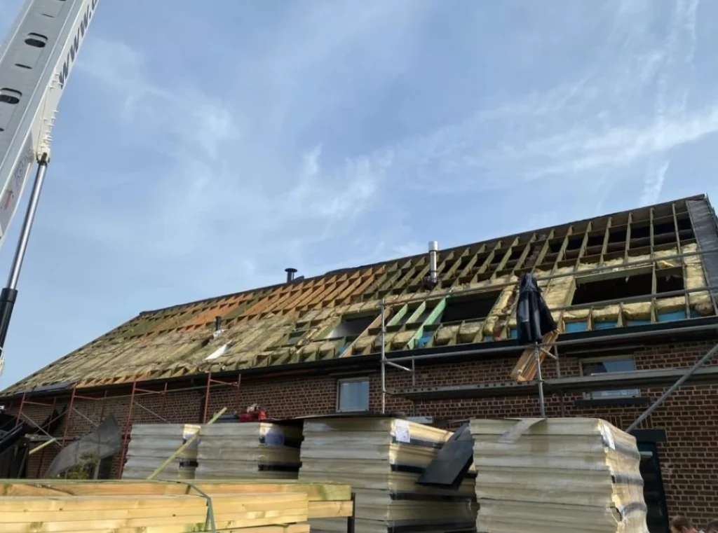 Een dak dat gerenoveerd wordt in Zonhoven
